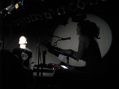 m833